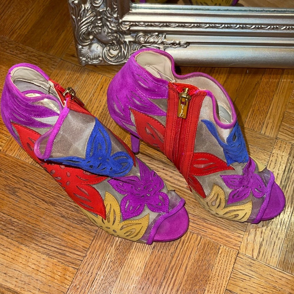 Size 6.5 Jessica Simpson floral booties.